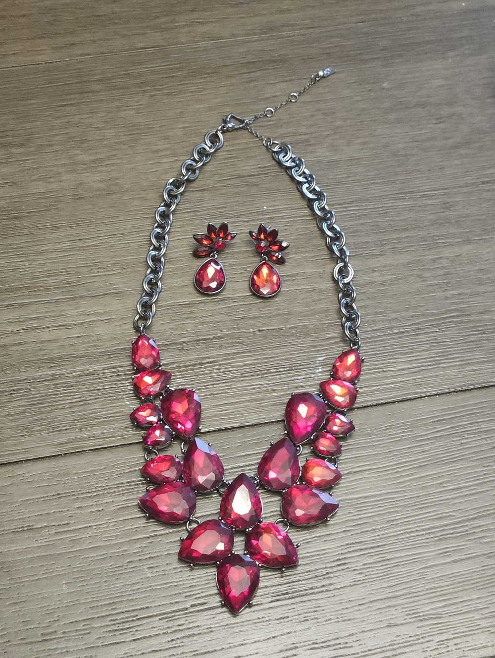 JLO Jennifer Lopez Red Rhinestone Statement Necklace Set - Picture 4 of 10